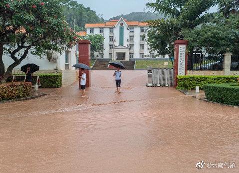 短时强降水引发勐腊县磨憨镇出现积涝