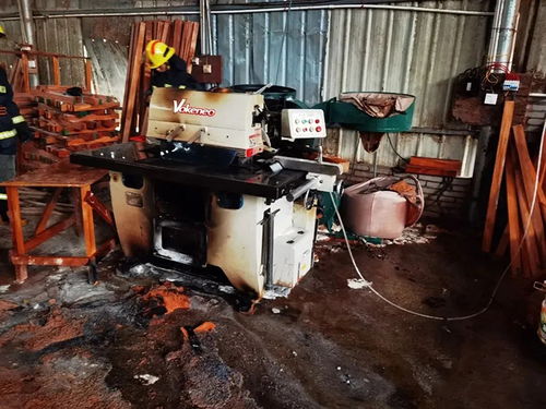 南康唐江一家具厂突发火灾